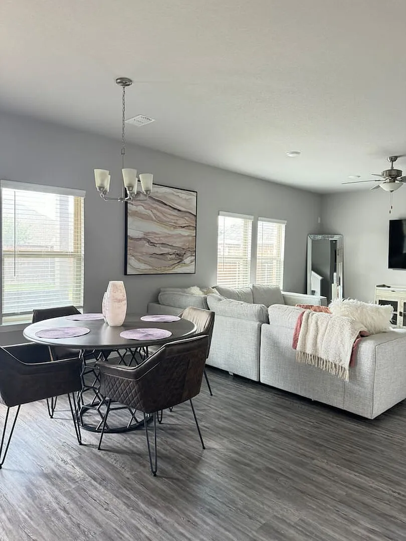 Bright & Spacious 4BR Home with Expansive Backyard — Photo 3