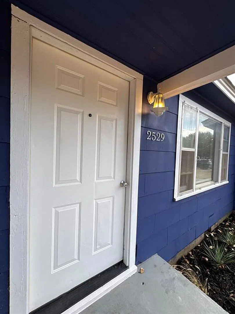 Charming 2 Bed / 1 Bath with Hardwood Floors, Garage & Storm Shelter — Photo 2
