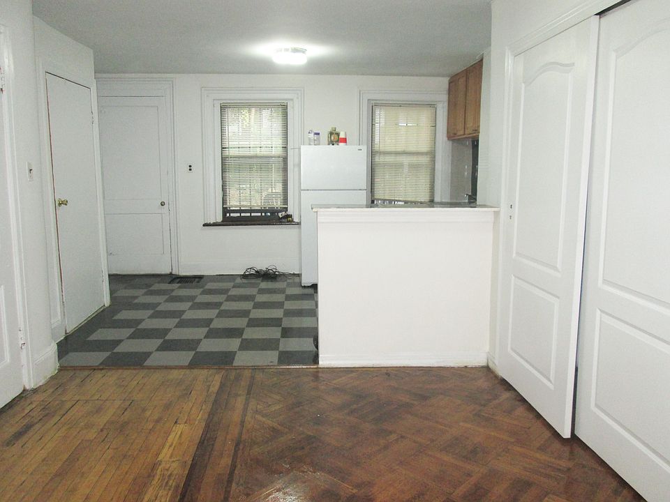 2nd image of 160 Monroe St