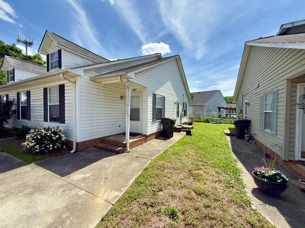 Building Photo - 1053 Farm Pond Ln