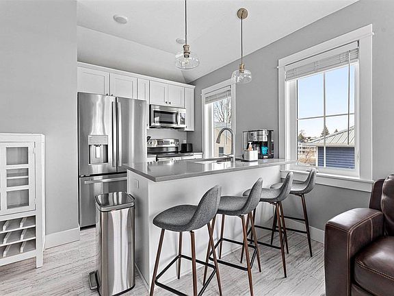 3rd image of 110 Riverwalk Ln