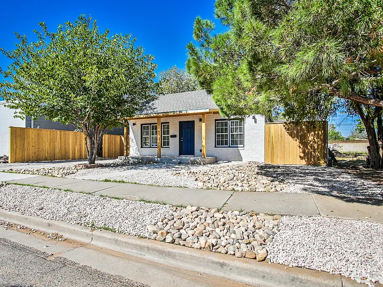 2432 23rd St — Photo 31