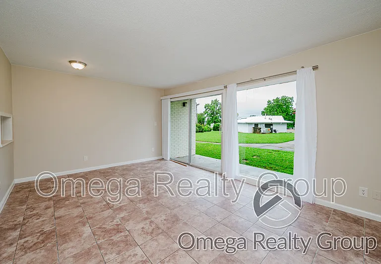 Camelot Apartments — Photo 28