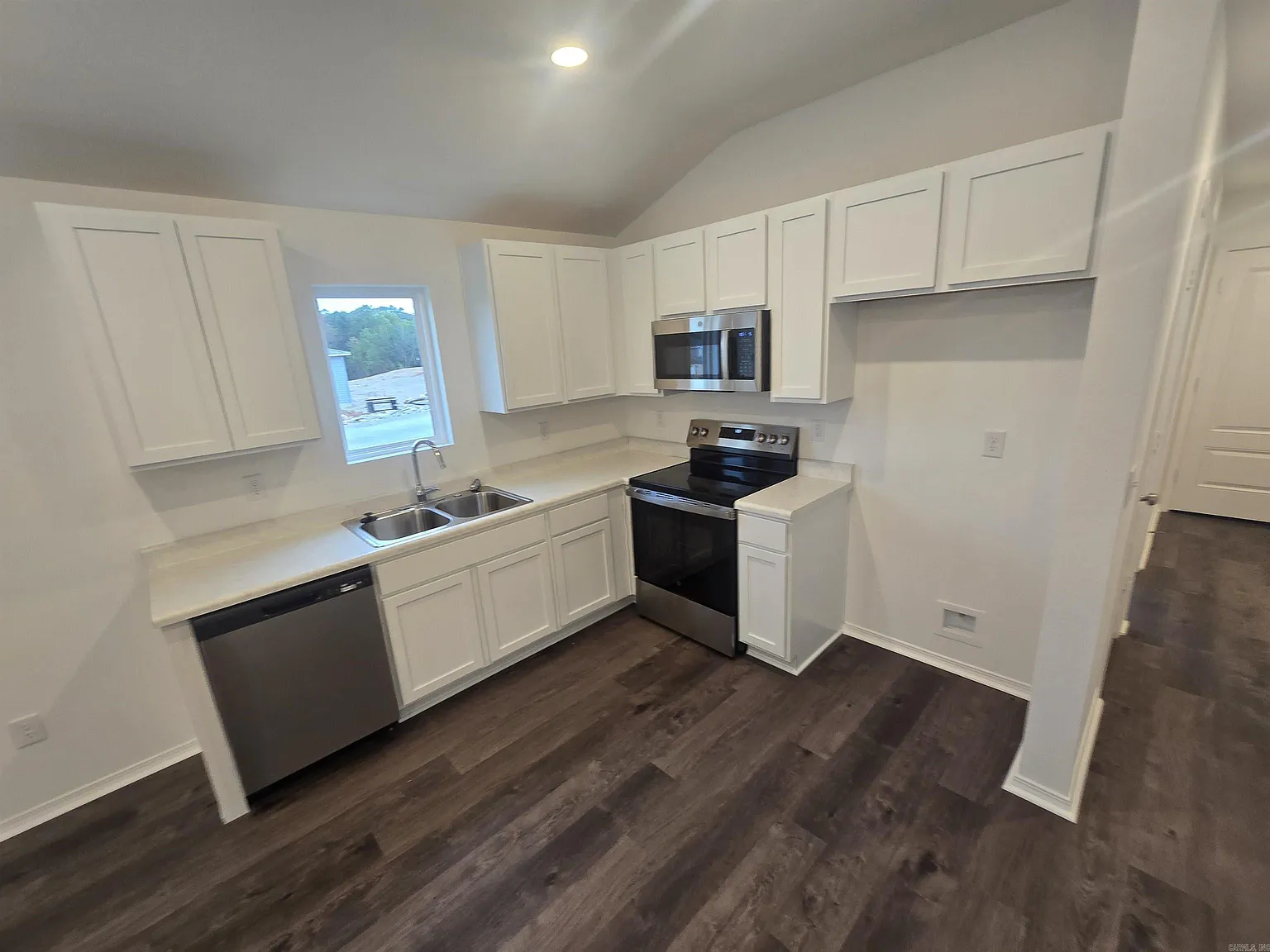 3 bed, 2.0 bath, 1051 sqft, $1,595 — Photo 4