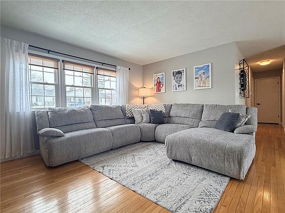 4th image of 414 Town And Country Ln