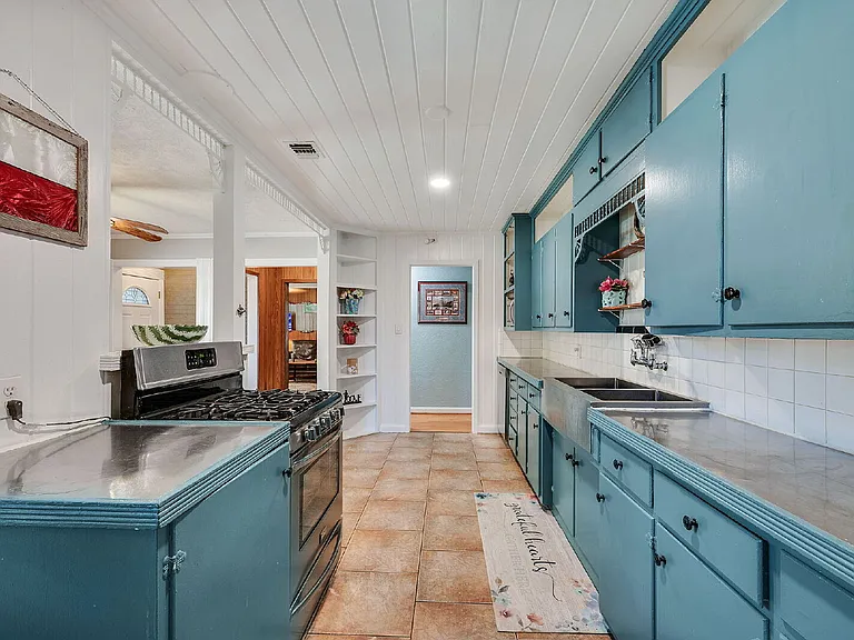 1030 Walton Dr — Photo 16