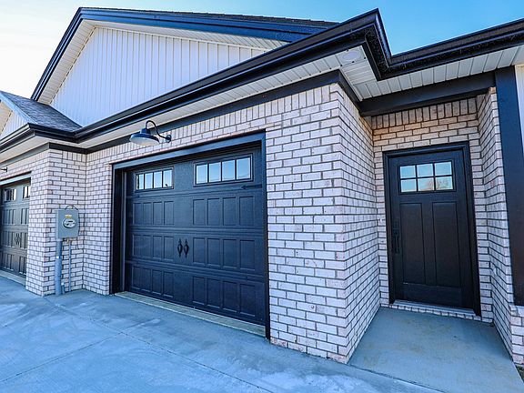 3rd image of 805 Violet Ct