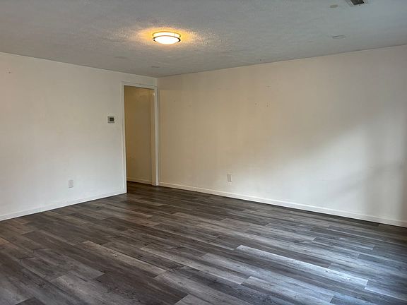 5th image of 18 Dogwood Ct