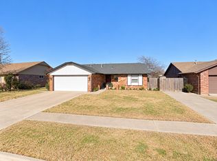 1009 SW 11th St, Moore, OK 73160