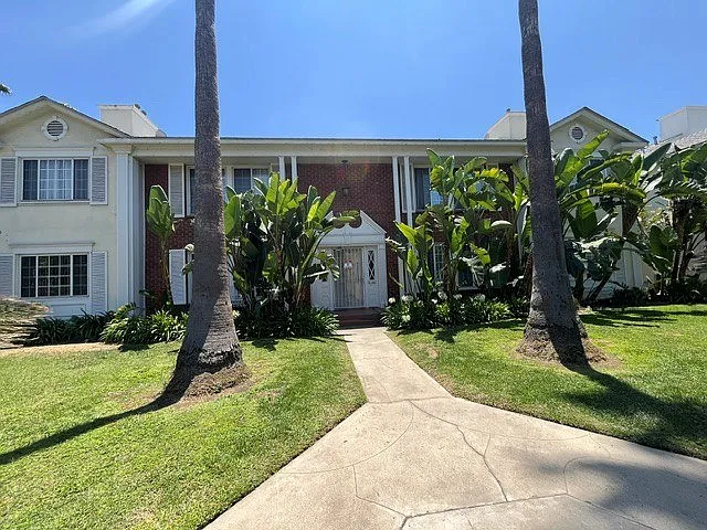 12000 Moorpark St — Photo 2
