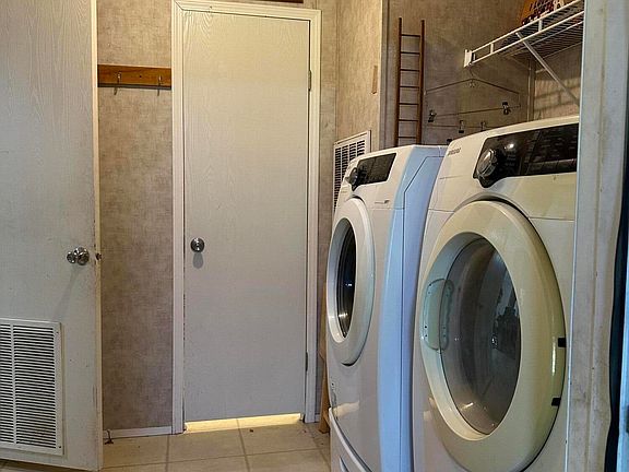 4th image of 726 Hellard Rd