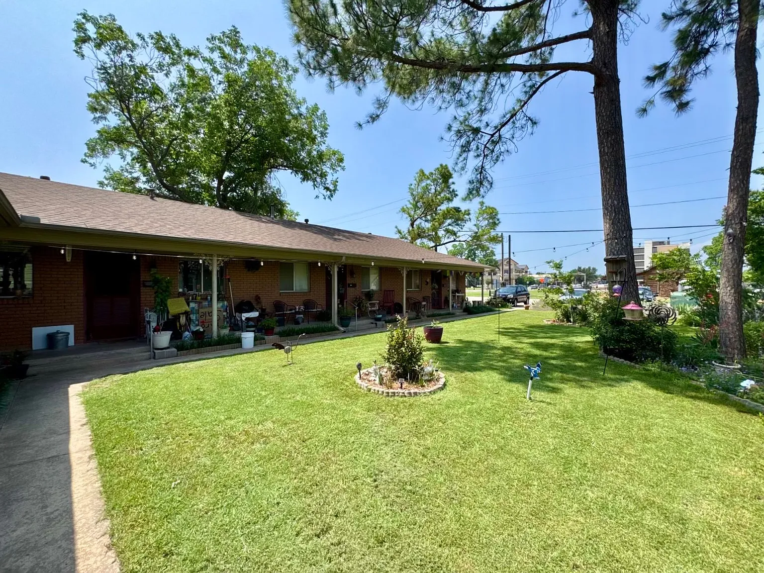 419 W Sycamore Street — Photo 4