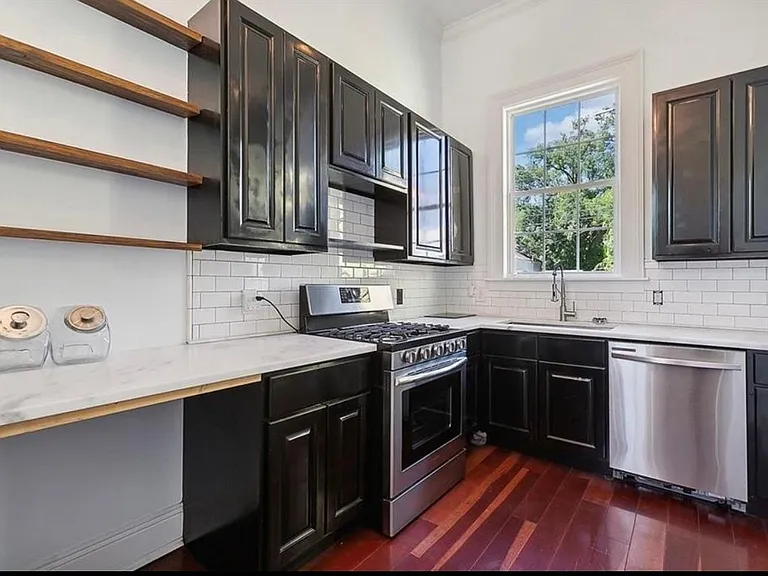 1674 N Robertson St — Photo 2