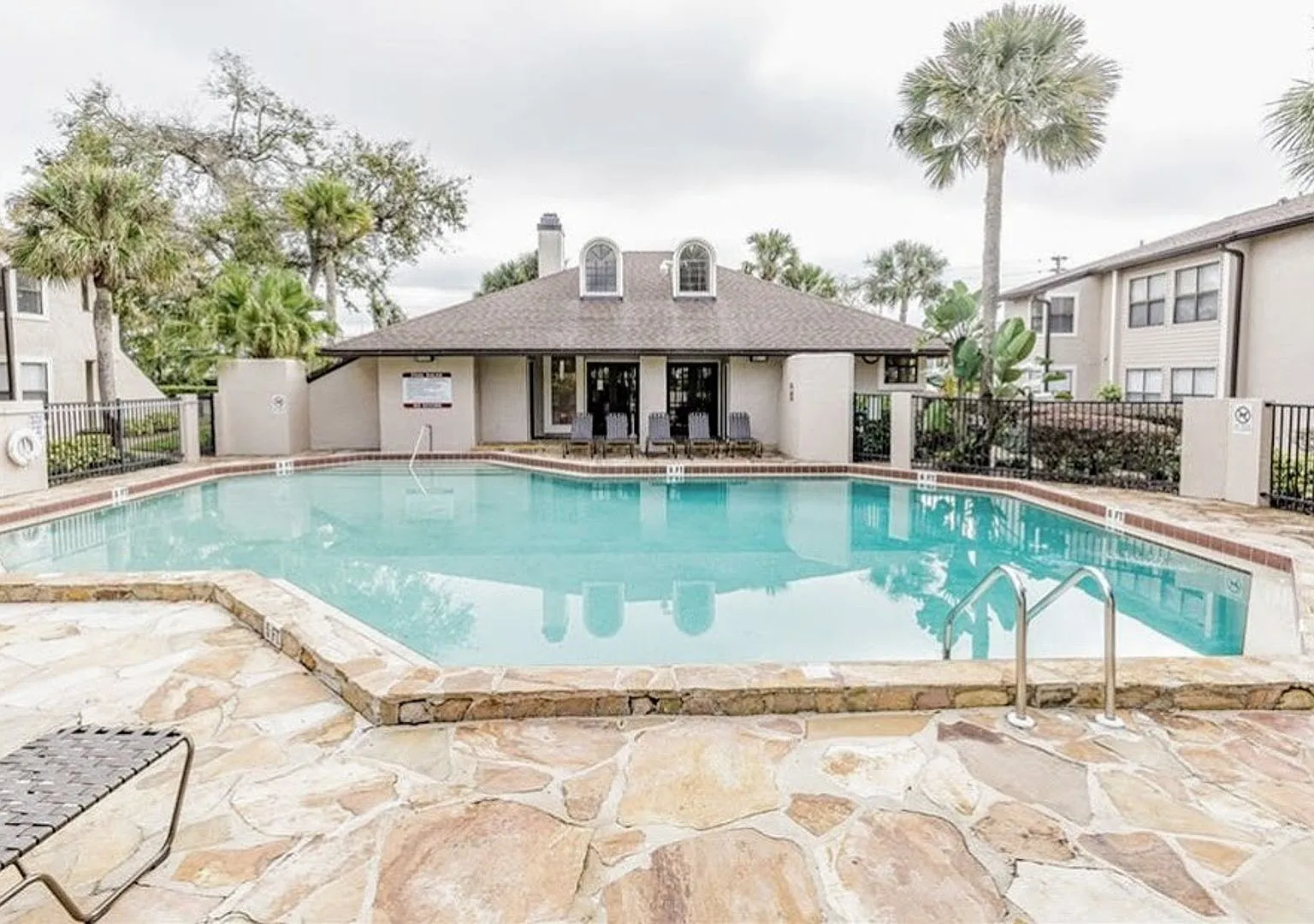 Beautiful Remodeled First Floor 2/2 Condo x Rent in Front of Full Sail ! — Photo 4