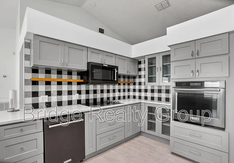10315 Winding Creek Ln — Photo 8
