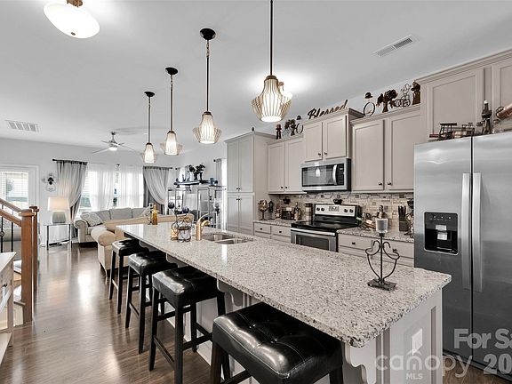 4th image of 2527 Courtland Dr