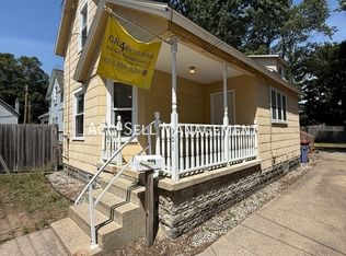 901 Zeeland Ct NE, Grand Rapids, MI 49503