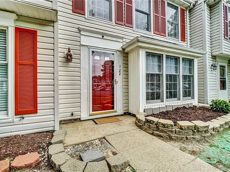 122 Sterling Ct — Photo 6