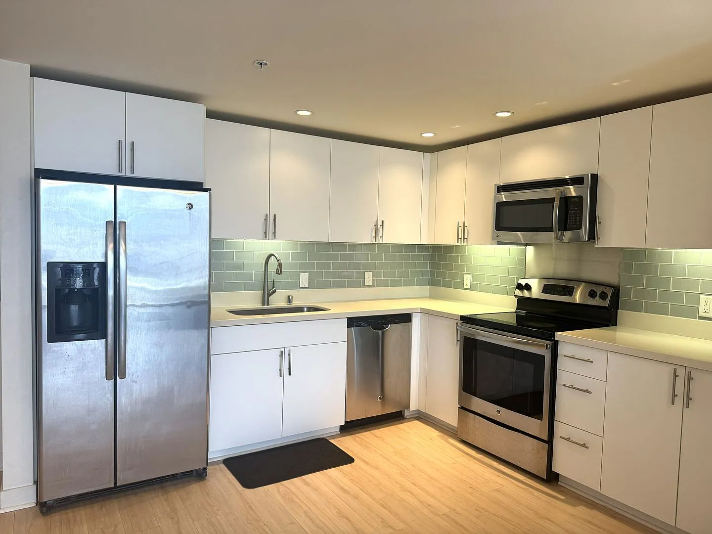 Symphony Honolulu - 2 Bedroom 2 Bathroom 1 Parking — Photo 1