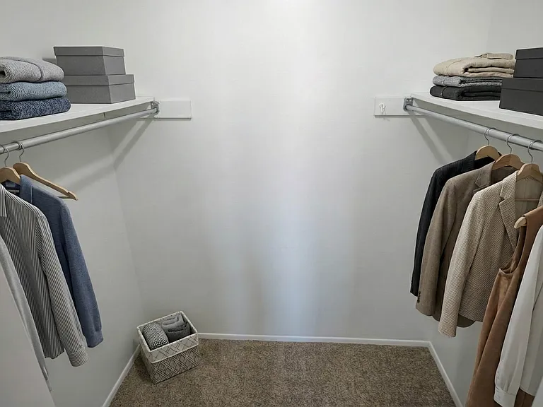 Delaire 31 304 Closet Delaire 31 304 Closet