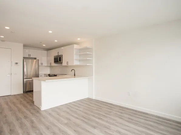 387 Manhattan Avenue image 1 of 8