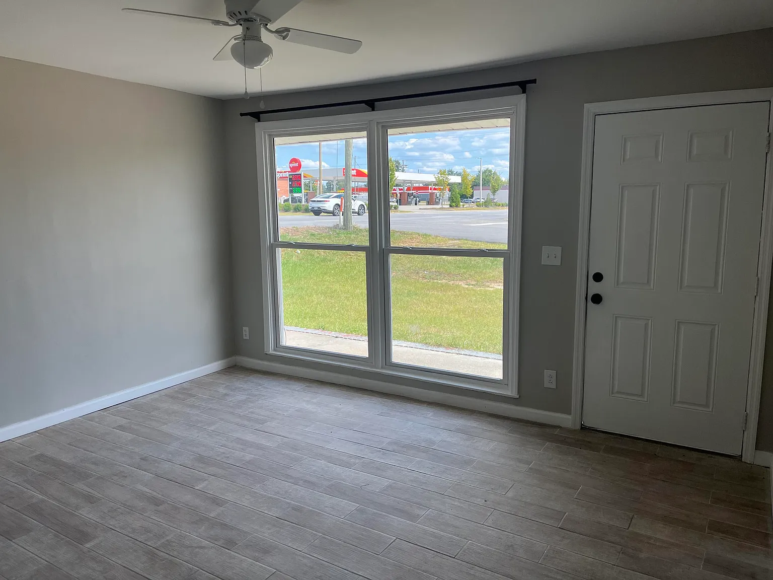 2 bed, 1.0 bath, 728 sqft, $900 — Photo 2