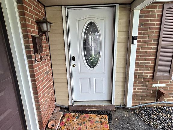 2nd image of 33 Middlebury Ln