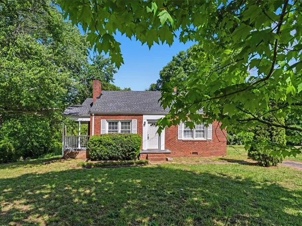 5002 Corinth Dr, Seneca, SC 29672