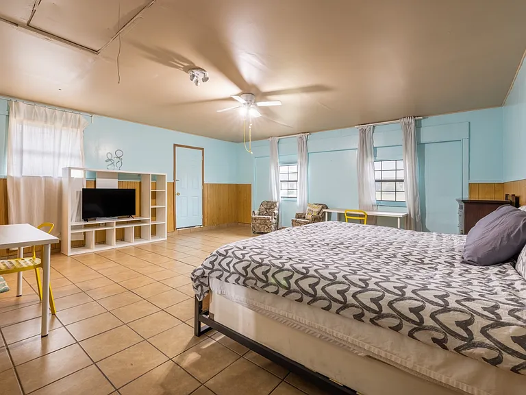 2202 Oxford Blvd — Photo 36