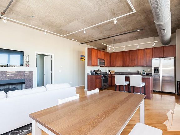 2nd image of 851 N Franklin St #1112