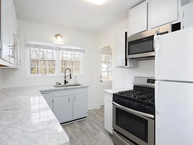 208 S Clark St — Photo 12