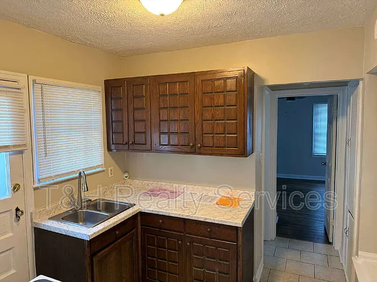 2106 E 46th St — Photo 12