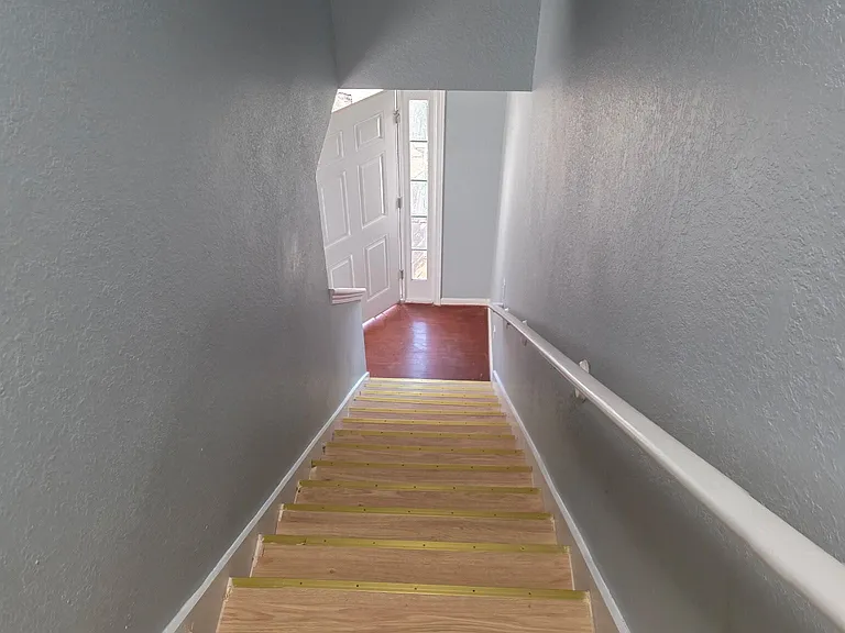 321 Brookview Dr — Photo 2