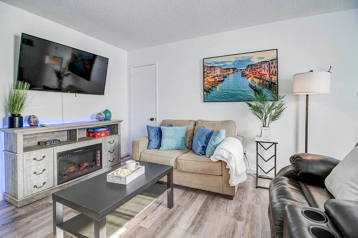 2 bed, 790 sqft, $2,400 — Photo 2