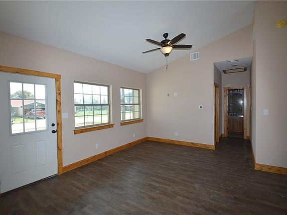 5th image of 121 E McAnelly Ln