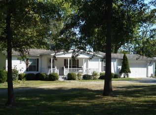 802 E 3rd St, Flora, IL 62839