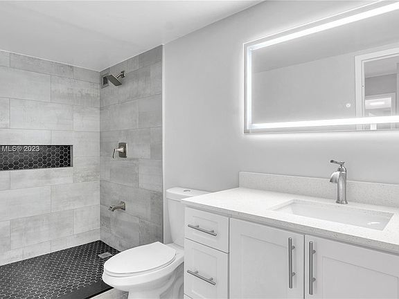 5th image of 600 Parkview Dr APT 204