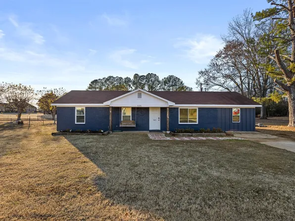 121 Graham Ave, Tuscumbia, AL 35674