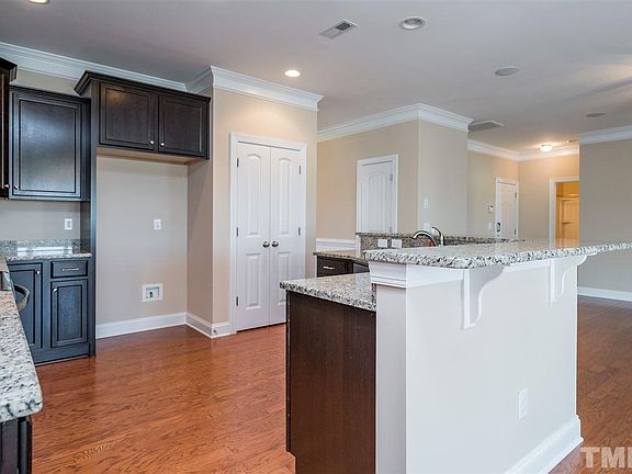5th image of 33 Hemlock Green Ln