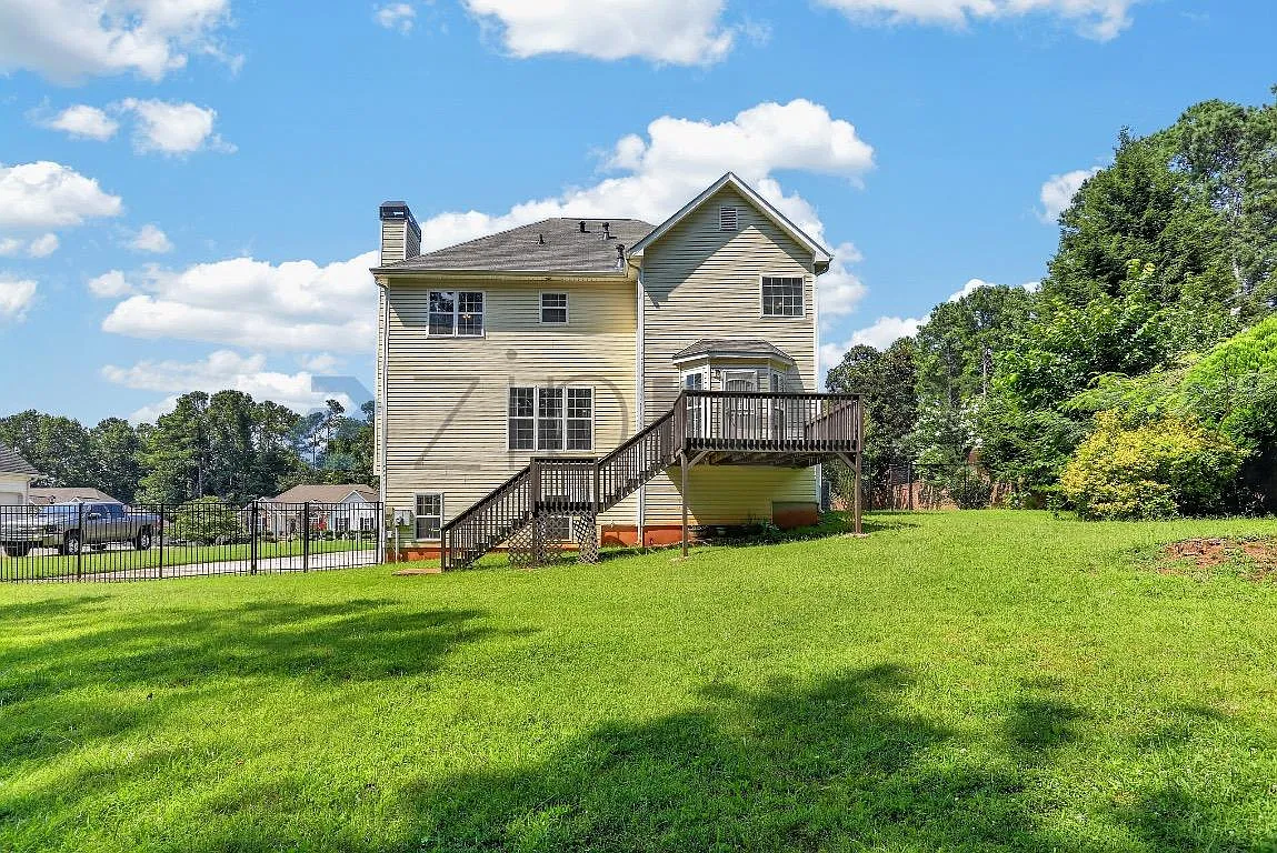 3 bed, 2338 sqft, $2,100 — Photo 3