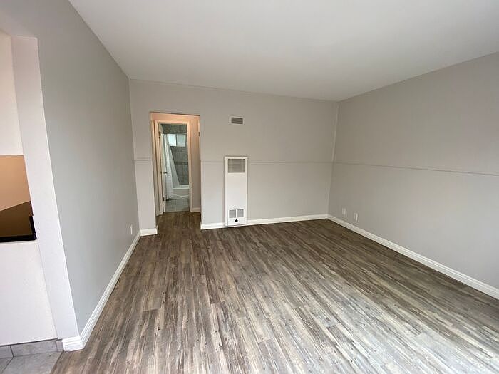 1st image of 907 Manhattan Ave APT 6