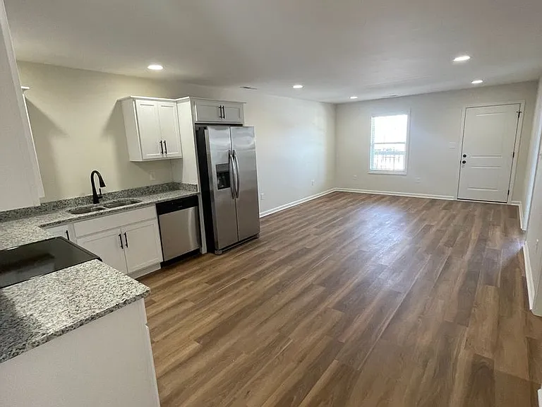 923 W 9th St — Photo 10