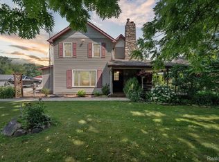 9227 Hogan Rd, Fenton, MI 48430