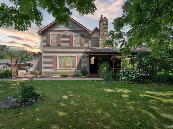 9227 Hogan Rd, Fenton, MI 48430