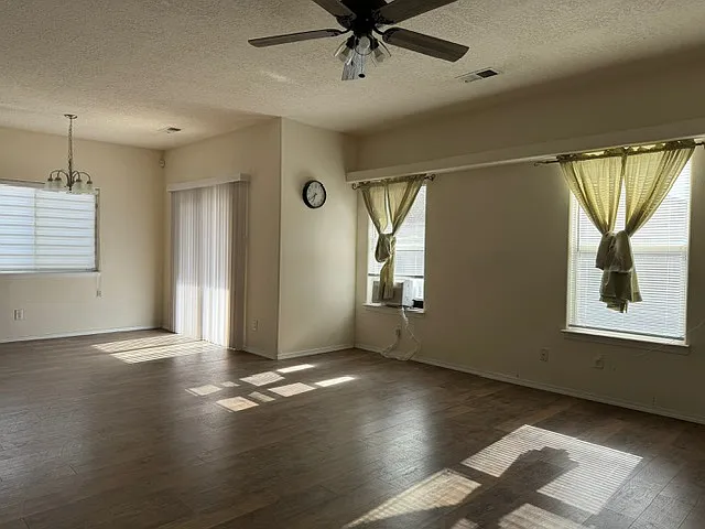 7500 Eagle Crest Ave NE — Photo 2