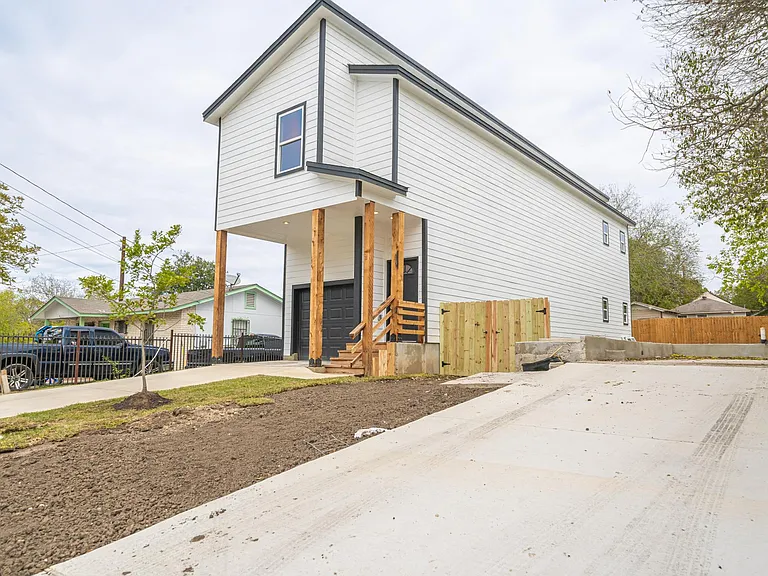 208 Bargas St — Photo 2
