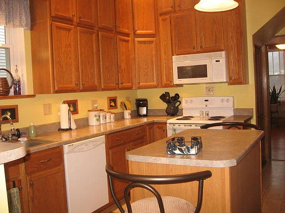Cabinets to ceiling w/island