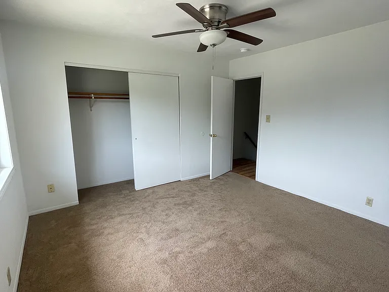 2527 Eastview Dr — Photo 4