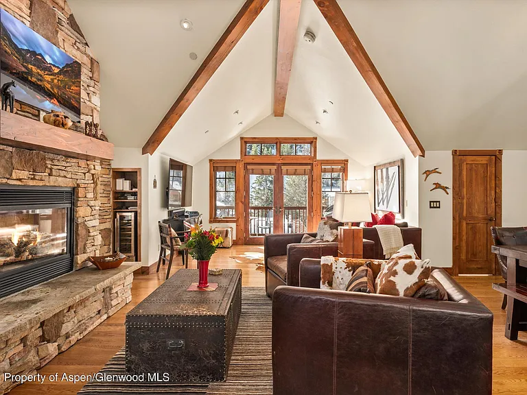 513 W Main St #B202 — Photo 13