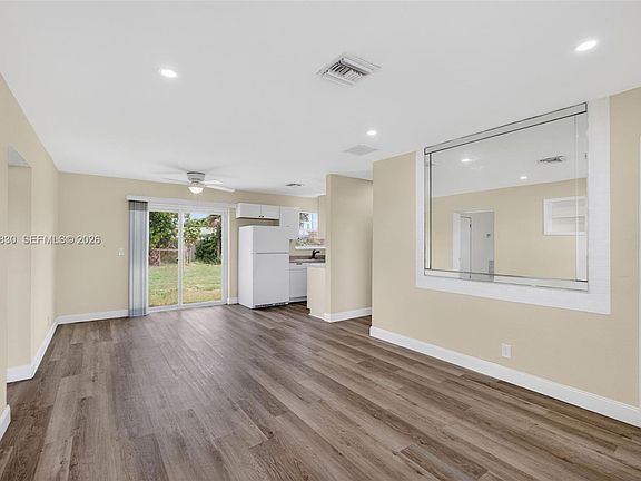 5th image of 560 W 34th St